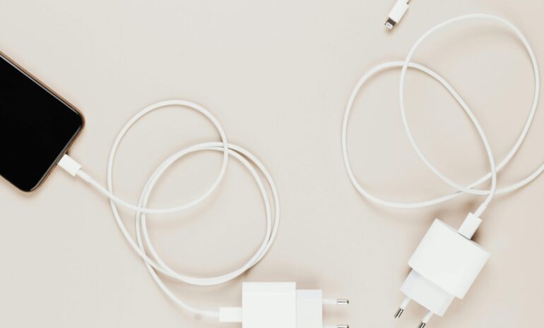 ¿Cargar el iPhone con el cargador del iPad o Mac es malo?